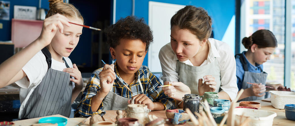 Schülerinnen und Schüler im Kunst-Unterricht