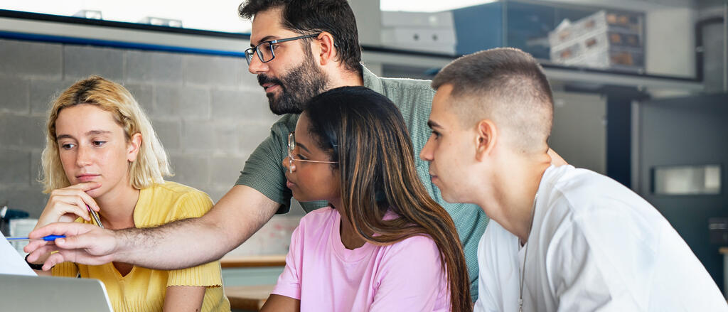 Schüler der Beruflichen Oberschule mit ihrem Lehrer