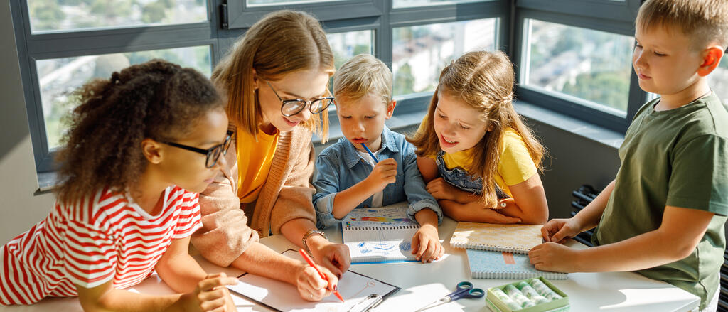 Eine Lehrerin mit einer Schülergruppe