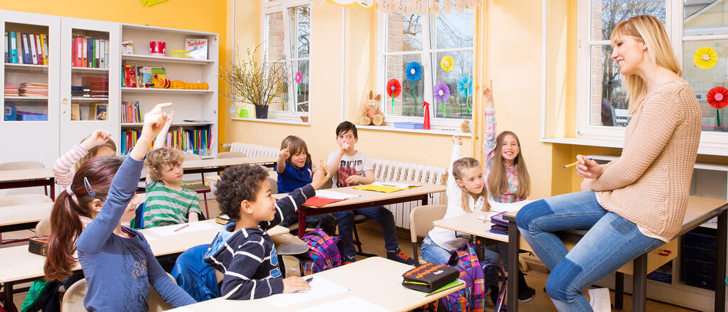 Eine Lehrerin vor ihrer Grundschulklasse