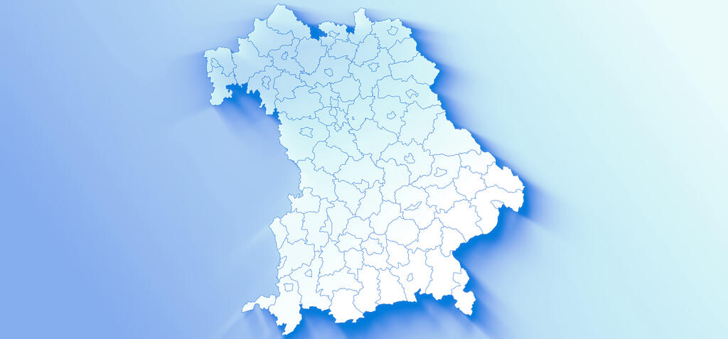 Die 3D-Karte zeigt Bayern mit Landkreisen und kreisfreien Städten, abgegrenzt durch feine blaue Linien. Die Flächen sind hellblau, der Hintergrund verläuft von Blau zu Hellblau, mit Schatteneffekt zur Hervorhebung der Grenzen.